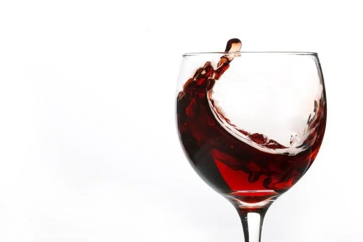西班牙小镇5万升红酒桶破裂，造成了多大的经济损失？