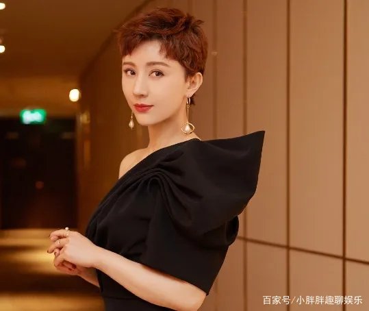 两婚两离的尤小刚，力捧小30岁女友，究竟图什么？