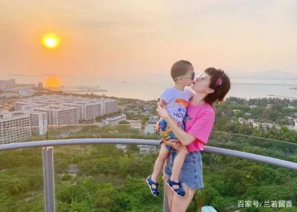 出道26年的孔雀公主金巧巧,是如何从神坛滑落,沦落至此?
