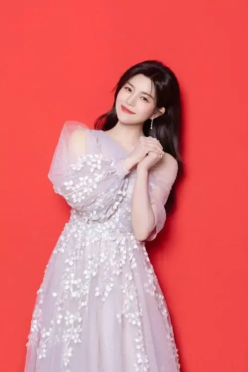 陈妍希戴墨镜现身机场,穿格子短裙减龄显少女,她最近有什么行程安排?