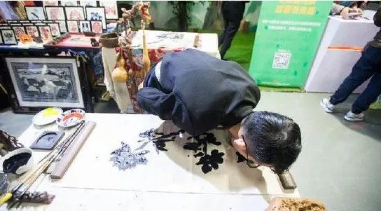 艺术家用舌头作画是怎么回事?