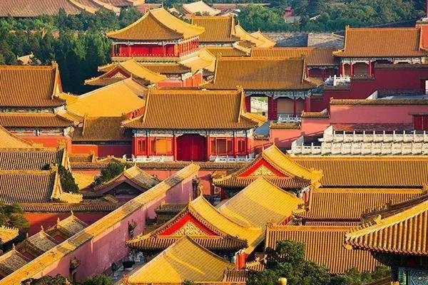 在故宫旅游，走到了一些边角上的偏殿，为什么导游都会告诉你只管向前走，千万不要回头？