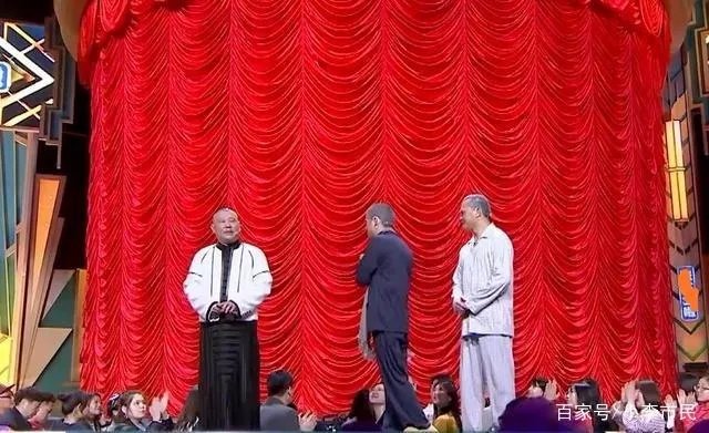 叶逢春父亲去世坚持录节目,郭德纲穿白衣主持是故意为之吗?