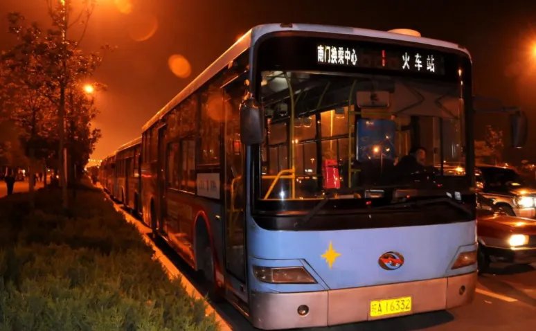 公交司机为什么给乘客下跪道歉?