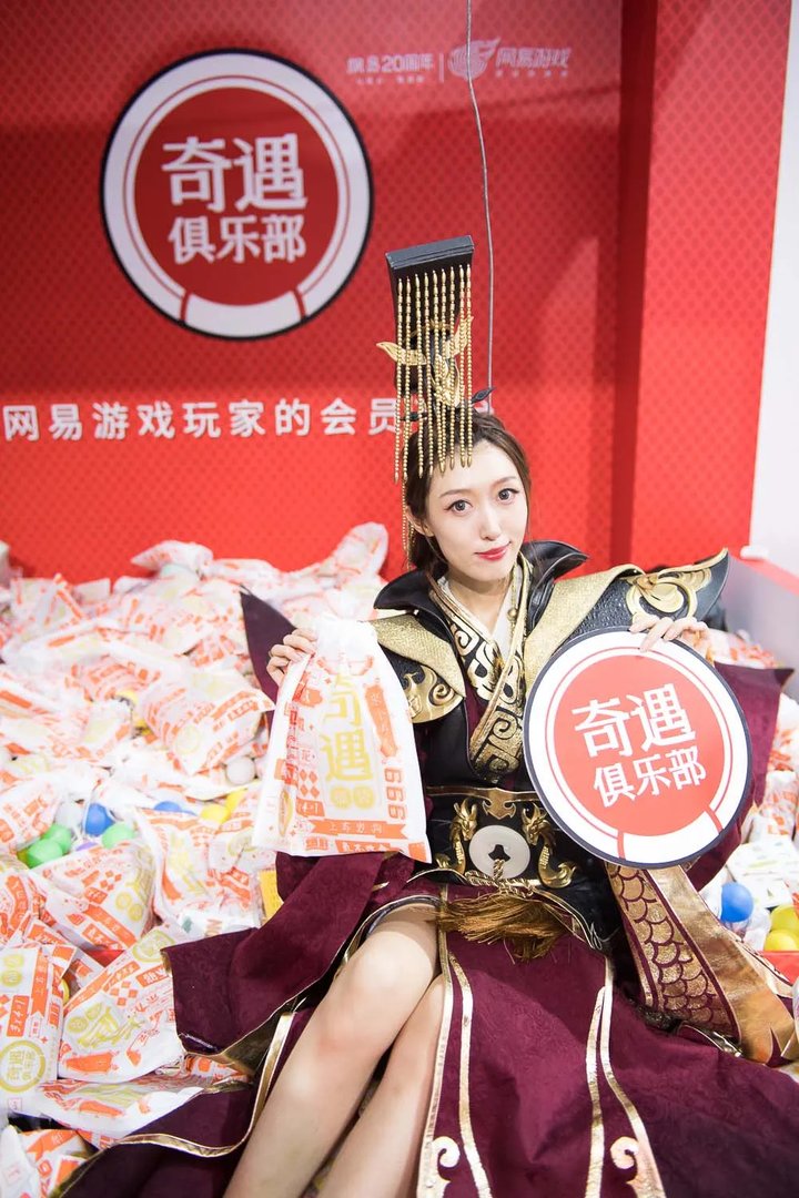 真人娃娃机到底有多好玩？不看SG只求当个娃娃夹走福利