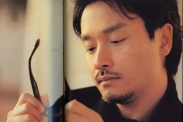 唐鹤德为张国荣庆冥寿,同样六十多岁的他现在仍旧单身,是因为放不下哥哥吗?
