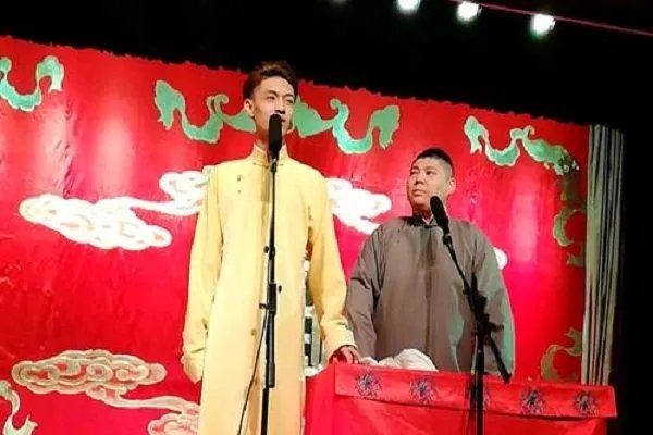 德云社演员因被催促就怒怼观众,台上演员的素质已经荡然无存?