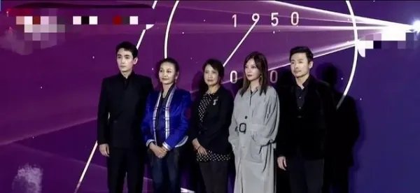 北电校庆:杨紫脸肿反被关晓彤的腿衬托成笑话吗