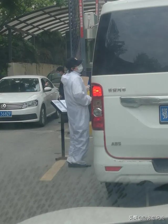 我想问一下,就现在的情况,哈尔滨是不是应该封城啊?