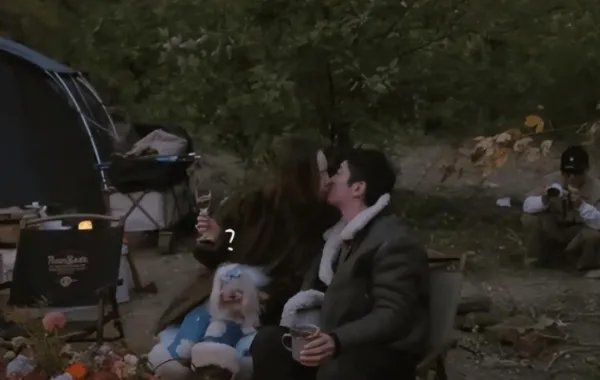 霍思燕庆生现场曝光,嗯哼送妈妈手绘贺卡好温馨,这一家的氛围如何?