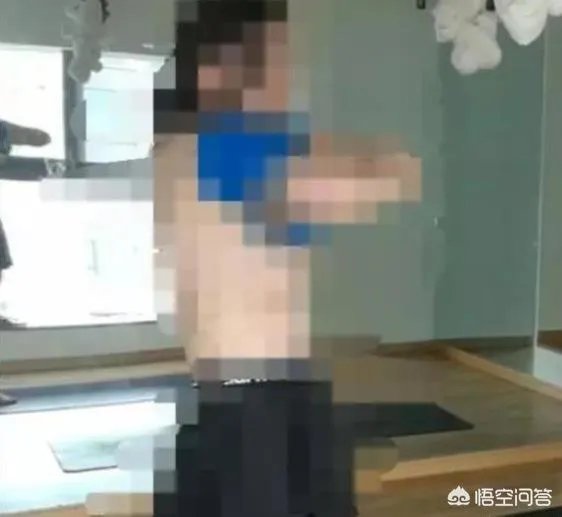 主播更换衣服忘关直播,斗鱼又一女主播火了!网友:为火不择手段,你有何看法?