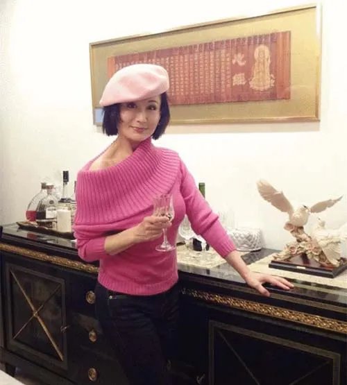 潘迎紫80岁照片曝光 肌肤粉嫩宛如少女