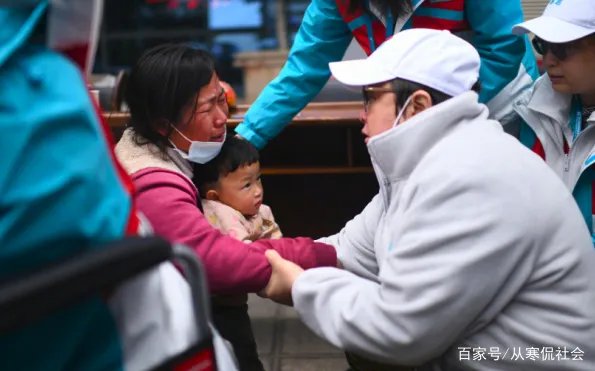 凌晨5点韩红扫大街只为公益,为何做成这样还有人怀疑作秀?
