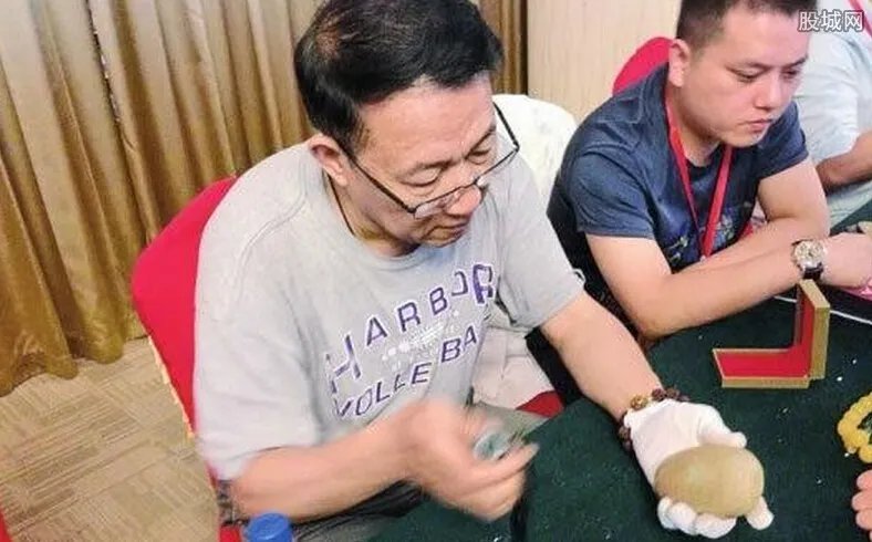 云南陨石现夜明珠 如同翡翠价值竟高达上亿元