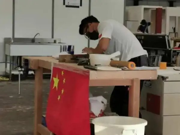 00后小伙刮腻子得了世界冠军,这是不是对“行行出状元”的完美诠释呢?