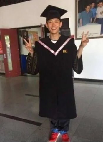 陈瑶晒学士服毕业照素颜清丽可爱,还有哪些明星晒过自己的毕业照,谁的最好看?