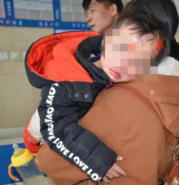 男孩被卷越野车底是什么情况?