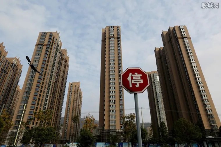 成都万人摇号抢房 价格存在“剪刀差”万人抢购房子