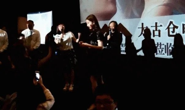 男观众冲上舞台向迪丽热巴求婚属于直播事故吗?如何看待这件事?
