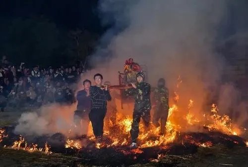 沧州一银行突发火灾疑似人为,起火的真实原因究竟是什么?