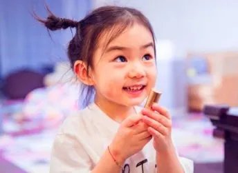 戚薇女儿为啥总是扎俩丸子头?看到她散头发照片后,瞬间懂了!这是为何?