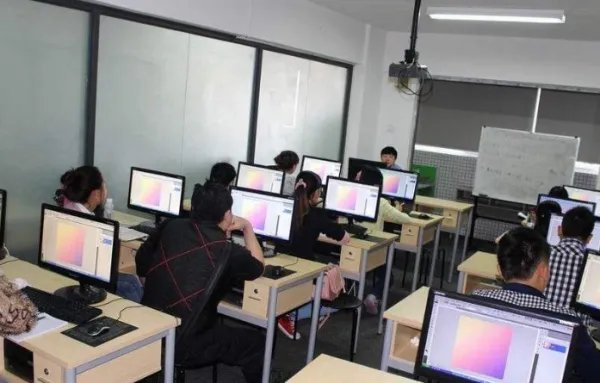 如果去报一个电脑培训班，一般要学多久，多少学费？