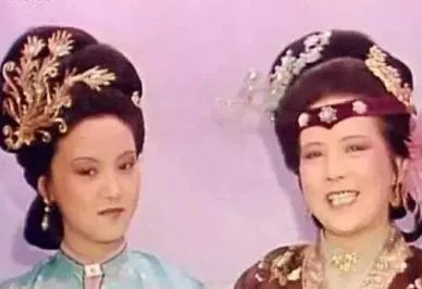 王熙凤为何会轻视婆婆邢夫人？她们之间的关系如何？