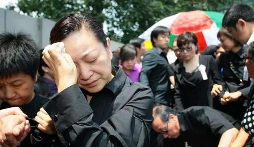 11年前,罗京葬礼上哭晕的刘继红,如今为何转身就嫁给富商?