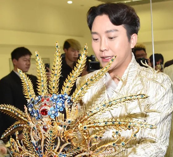李玉刚隐藏多年的老婆来头不小,岳父背景更是了不得,难怪不公开,是谁呢?