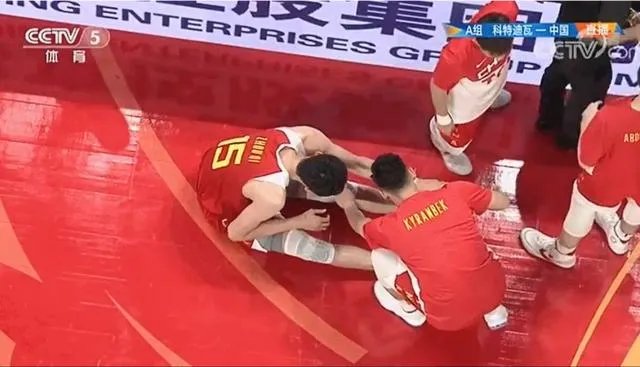 世界杯首战，中国男篮球员周琦拼到抽筋，如何评价周琦的拼搏精神？