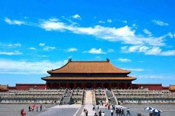 在故宫旅游，走到了一些边角上的偏殿，为什么导游都会告诉你只管向前走，千万不要回头？