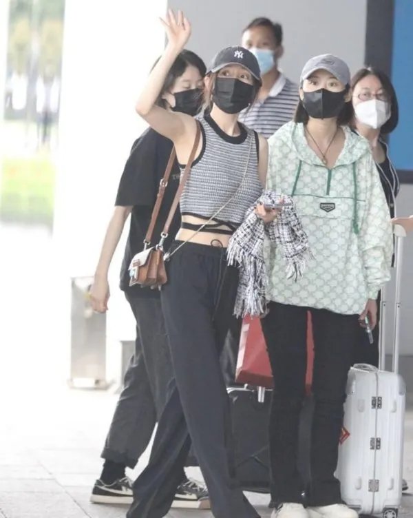 杨幂现身机场挥手向粉丝打招呼,她私下里的性格是怎样的?