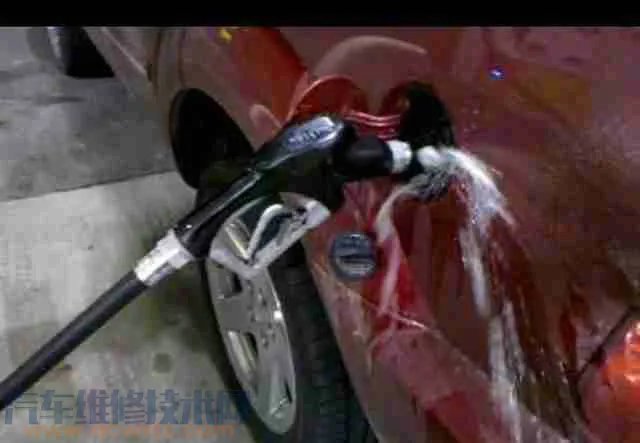 汽车油箱在底盘哪个位置?汽车油箱要不要清洗
