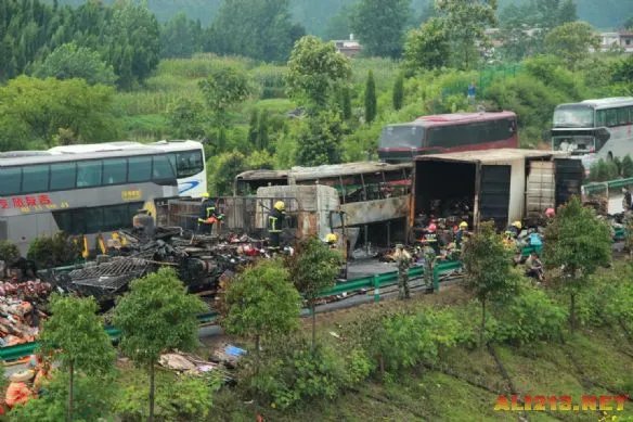 湖南发生严重车祸 货车大巴相撞爆炸仅4人逃出