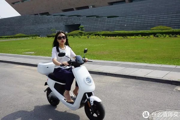 不粉不黑——小牛电动车 N1、M1 对比使用体验（附真人秀）