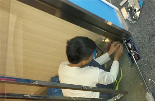 地弹簧玻璃门的安装流程 地弹簧玻璃门贵不贵