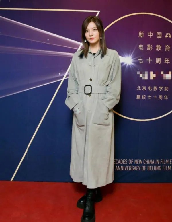 北电校庆:杨紫脸肿反被关晓彤的腿衬托成笑话吗