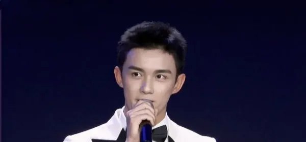 北电校庆:杨紫脸肿反被关晓彤的腿衬托成笑话吗