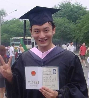 陈瑶晒学士服毕业照素颜清丽可爱,还有哪些明星晒过自己的毕业照,谁的最好看?