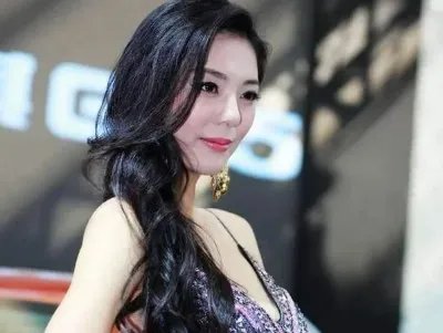 她是国内最美车模，参加过《天天向上》，黄金比例让人羡慕，她是谁？
