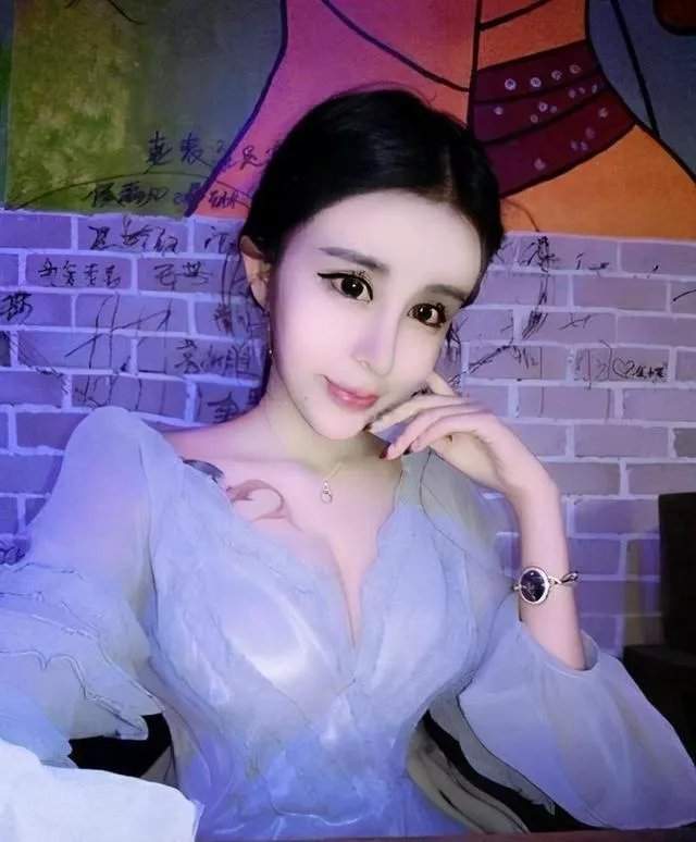 14岁就开始整容成“蛇精脸”,因炫富走红,现在又整成了混血,你怎么看?