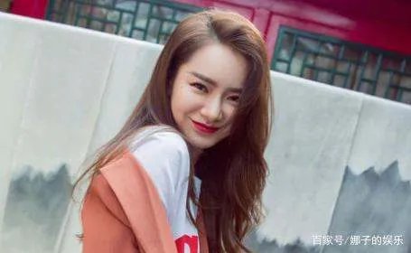 戚薇女儿为啥总是扎俩丸子头?看到她散头发照片后,瞬间懂了!这是为何?