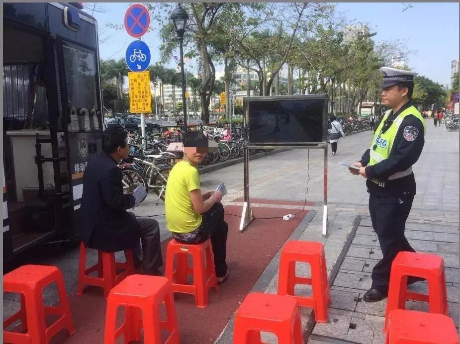 番禺走路闯红灯被逮要自拍分享20个赞吗？