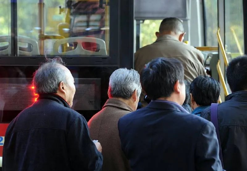 超市促销大妈爬上货架哄抢,为何坐公交的时候却很虚弱?