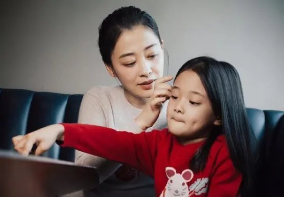 45岁梅婷携儿女拍大片,她作为一个母亲合格吗?