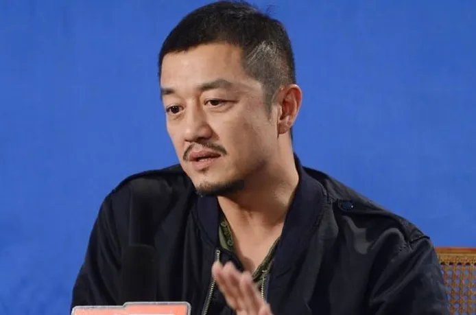 李亚鹏新恋情曝光后被偶遇,穿着休闲状态轻松,另一伴对你有何改变?