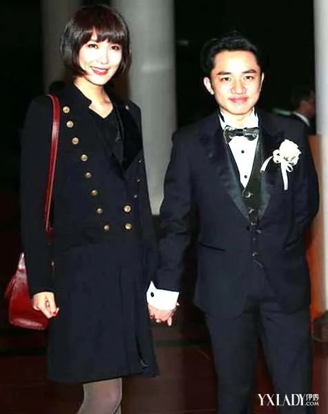 王祖蓝女朋友照片美哭了小矮人终于可以迎娶白雪公主