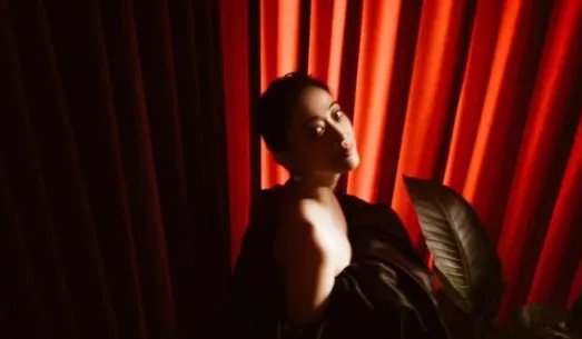 45岁梅婷携儿女拍大片,她作为一个母亲合格吗?