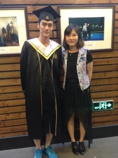 陈瑶晒学士服毕业照素颜清丽可爱,还有哪些明星晒过自己的毕业照,谁的最好看?