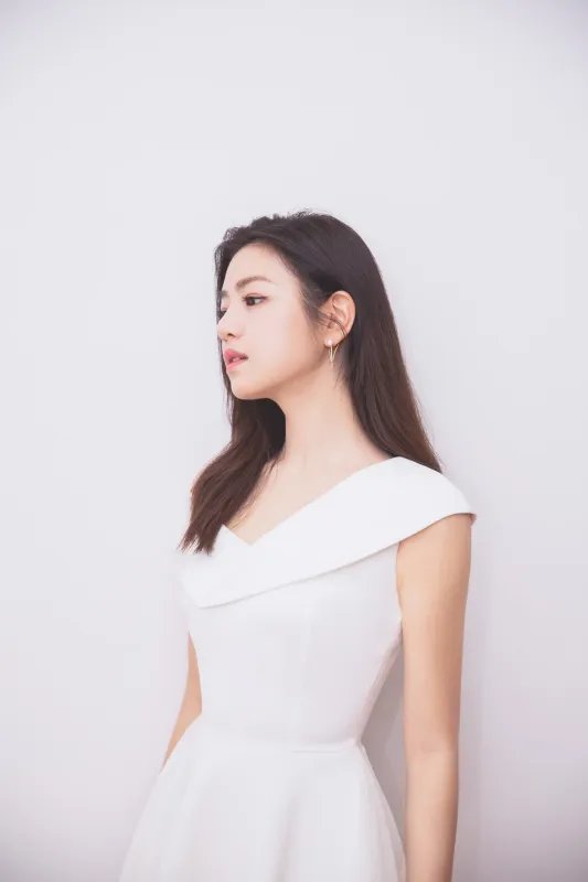 陈妍希戴墨镜现身机场,穿格子短裙减龄显少女,她最近有什么行程安排?
